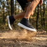 جزمة جلدية باللونين الأسود والإيكرو