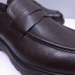 موكا - حذاء بدون كعب من الجلد البني الداكن